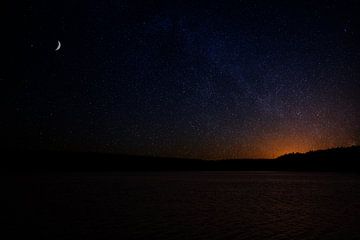 Donker nachtlandschap met sterrenhemel van Denny Gruner