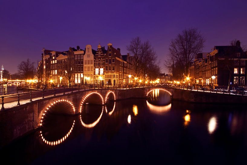 Stadsgezicht in Amsterdam bij nacht in Nederland von Eye on You