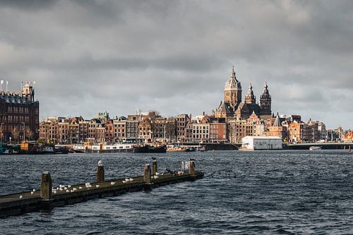 Blick auf den Oosterdok und die St.-Nikolaus-Basilika in Amsterdam