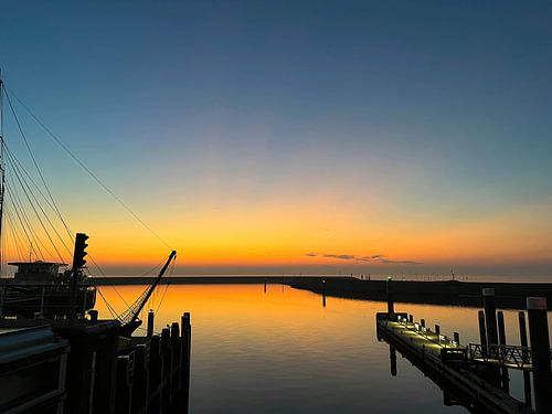 Na zonsondergang in de haven van Harlingen.