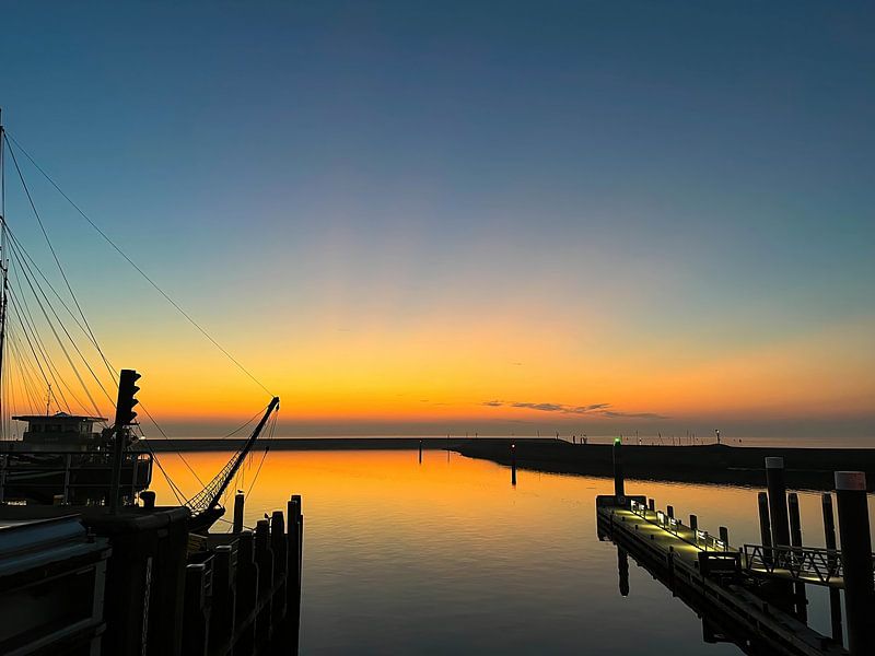 Na zonsondergang in de haven van Harlingen. van Bart Vastenhouw