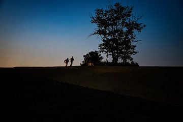 Spielende Kinder bei Sonnenuntergang von Geert Van Baelen