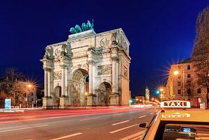 Siegestor München zur blauen Stunde mit Taxi