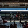 Die Leute gehen am Bahnhof Jaipur Junction in Jaipur, Indien. von Tjeerd Kruse