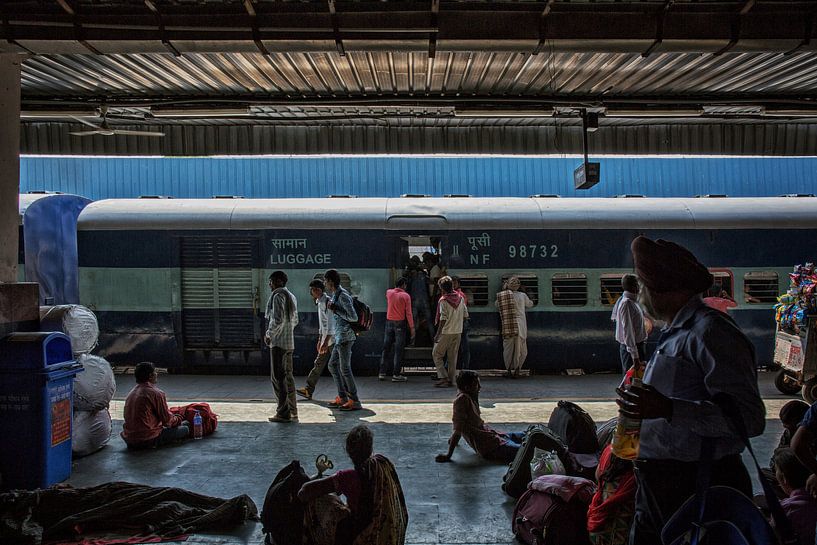 des gens marchent à la gare de Jaipur Junction à Jaipur, en Inde. par Tjeerd Kruse