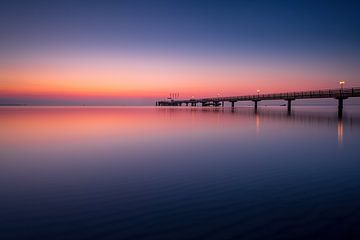Ancien pont maritime de Scharbeutz sur la mer Baltique au lever du soleil. sur Voss Fine Art Fotografie