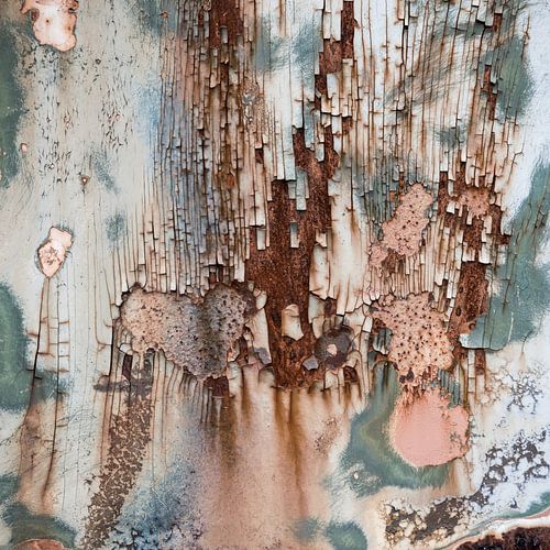 Verwitterte Eisentür in Pastelltönen