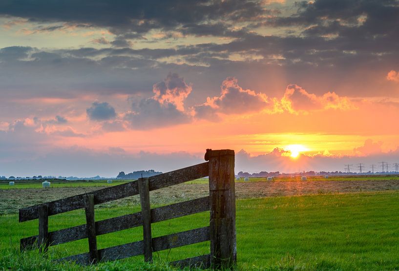 Zonsondergang boven een weiland in mastenbroek von Michel Knikker