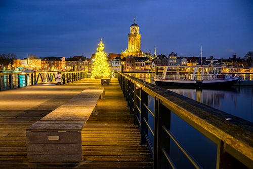 Deventer skyline aan de IJssel tijdens een koude winteravond