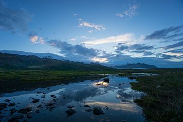 IJsland - Besneeuwde bergen en gletsjers weerspiegelen in stilte van adventure-photos