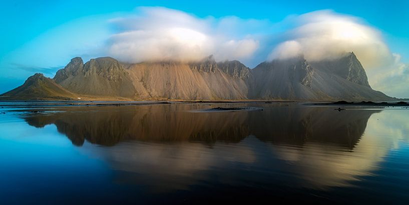 Zonsopkomst in Vestrahorn / Stokksnes - IJsland van Roy Poots