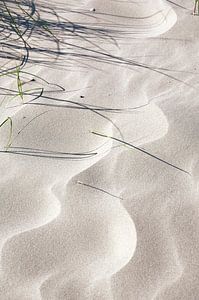Weicher Sand mit Mustern und Schattierungen.