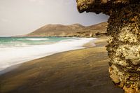 Ruhiger Strand bei Sonnenuntergang