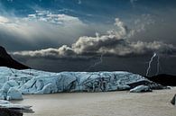 Gletsjer op IJsland met op de achtergrond onweer. van Gert Hilbink thumbnail