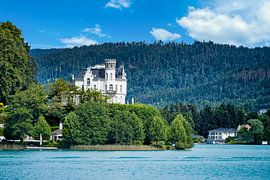 Gezicht op het oeverlandschap van de Woerthersee in Oostenrijk