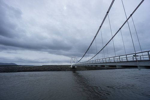 IJsland - Majestueuze touwbrug onder snelle rivier