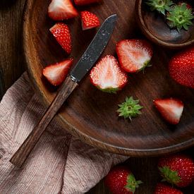 Erdbeeren zum Frühstück in Scheiben schneiden - Serie 2/3 von Fenja Jon-Blaauw - Studio Foek