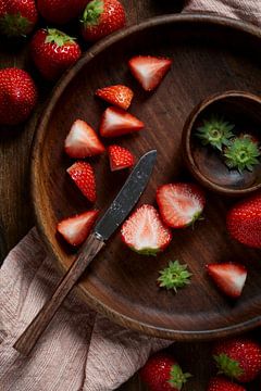 Cutting strawberries for breakfast - series 2/3 by Fenja Jon-Blaauw - Studio Foek