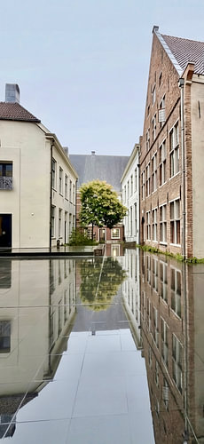 Rathaus von Deventer – Innengarten mit spiegelnder Wasseranlage von Danny van Eldik