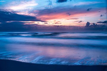 Zonsondergang aan zee van Omega Fotografie