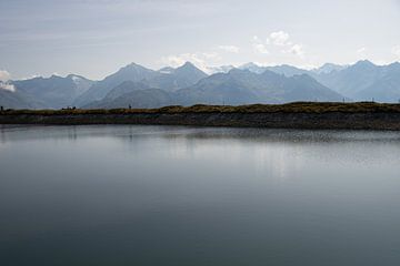 Kunstmatig aangelegd bergmeer in de Oostenrijkse Alpen van David Esser