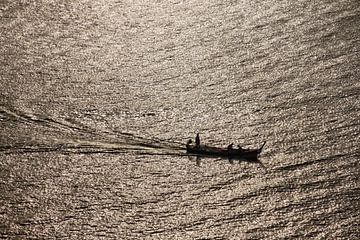 Das Longtailboot bei Sonnenuntergang