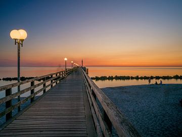 Baltische Zee: Wustrow / Darß pier bij zonsondergang van t.ART