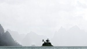 Island in Khao Sok National Park, Thailand von Lars Korzelius