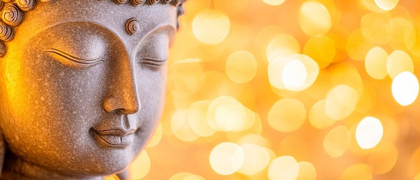 Buddhistische Statue mit Lichtbokeh von Poster Art Shop