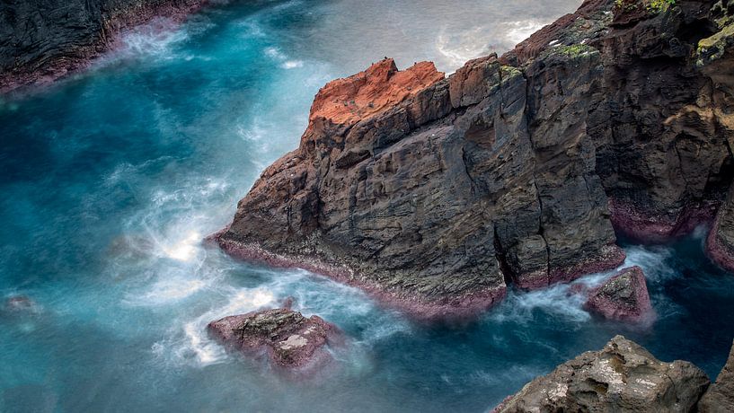 Felsen bei Mosteiros mit blauem Meerwasser von Martijn van Dellen