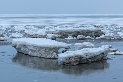 IJs in beweging achter grote ijsblokken op de Waddenzee