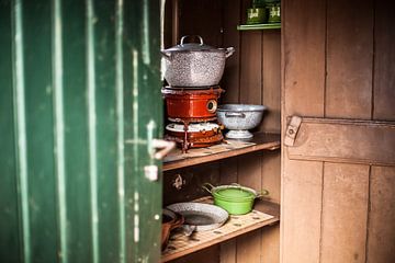 Pots de pétrole authentiques dans un meuble de cuisine hollandais à l'ancienne sur Fotografiecor .nl