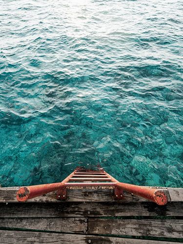 Oranje trap in helderblauwe zee | fine art fotoprint