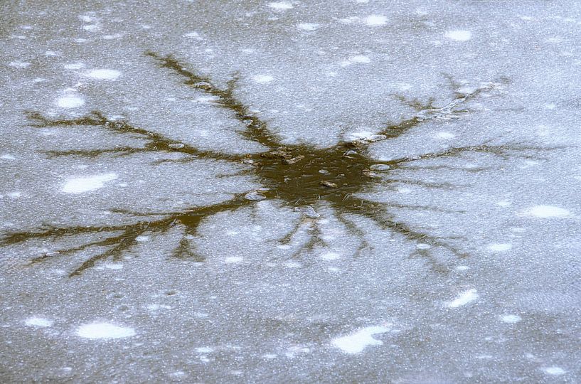 Abstract beeld van scheuren in het ijs van ManfredFotos