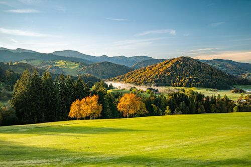 Eerste zonnestralen in de herfst met uitzicht op de Hochgrat, Staufen en Oberstaufen