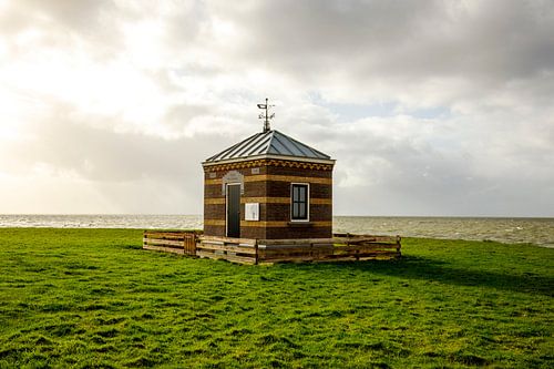 Hindeloopen Peilschaalhuisje op de dijk