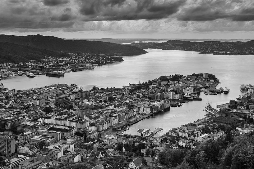 Die Stadt Bergen in Schwarz und Weiß, Norwegen von Henk Meijer Photography
