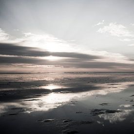 Droogvallen op de Waddenzee bij zonsondergang van Hette van den Brink