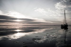 Droogvallen op de Waddenzee bij zonsondergang von Hette van den Brink