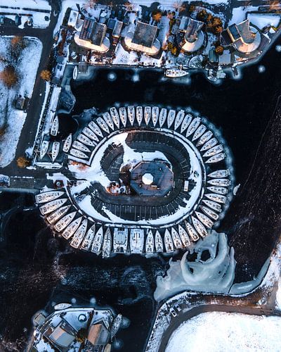 Cirkelvormige jachthaven in winterluchtfoto