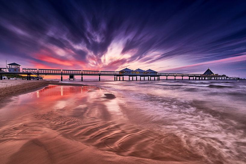 Heringsdorfer Seebrücke am Abend mit fantastischem Abendhimmel und Spiegelungen im Wasser von Stefan Dinse