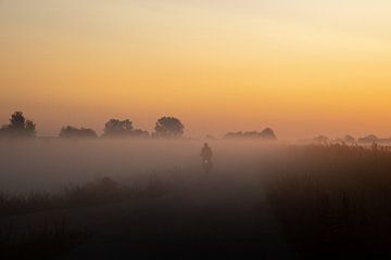 Fietsen naar het werk door de mist