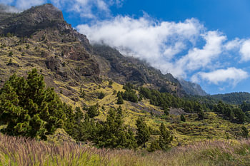 Wilde Berglandschaft auf La Palma unter einem dramatischen Wolkenhimmel