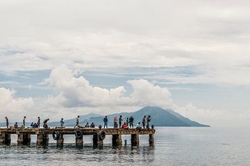 Fischen vom Steg aus in Papua-Neuguinea von Ron van der Stappen