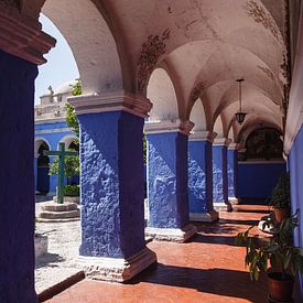 Blauw met oranje kloostergang in het Santa Catalina klooster in Arequipa, Peru van Martin Stevens