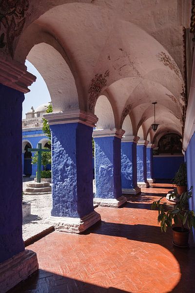 Blauer und orangefarbener Kreuzgang im Kloster Santa Catalina in Arequipa, Peru von Martin Stevens