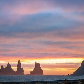 Zonsondergang bij de trollen rotsen van Vik in IJsland van Wendy van Kuler