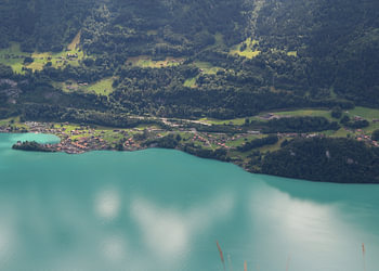 Montagnes vertes et lacs bleus en Suisse