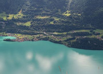 Groene bergen en blauwe meren in Switzerland van Yara Terpsma