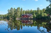 Schwedisches Haus an einem See von Geertjan Plooijer Miniaturansicht
